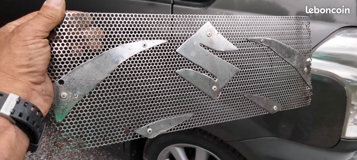 Grille de protection radiateur huile GSX 1400 (image 2)