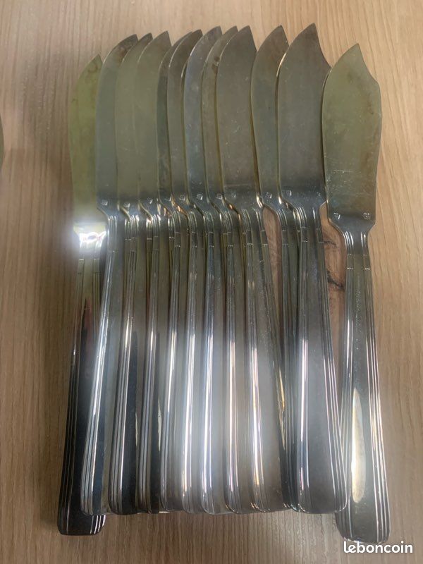 12 fourchette et 12 couteaux a poisson métal argenté décor rocaille
