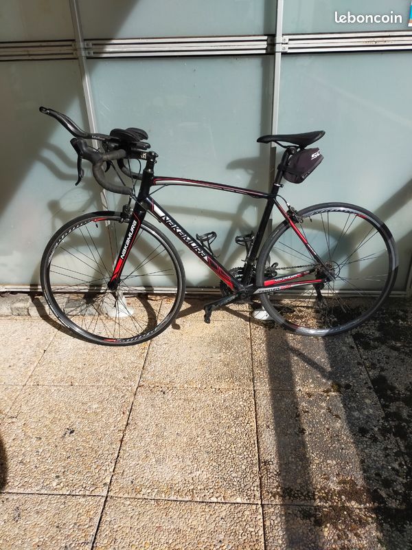 Vélo course route homme équipé triathlon un pneu neuf deux