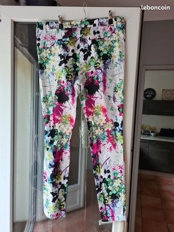 Pantalon graphique motifs fleurs taille 38 fond blanc (image 2)