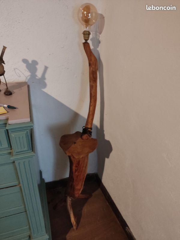 Lampadaire en bois d'Olivier (image 1)
