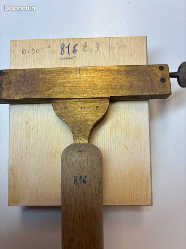 Police de caractères en bronze 816 pour dorure en reliure (image 2)