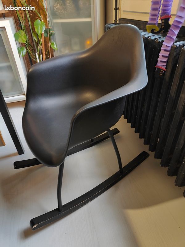 Chaise à bascule
En très bon état
20 à récupérer sur Blyes (image 1)