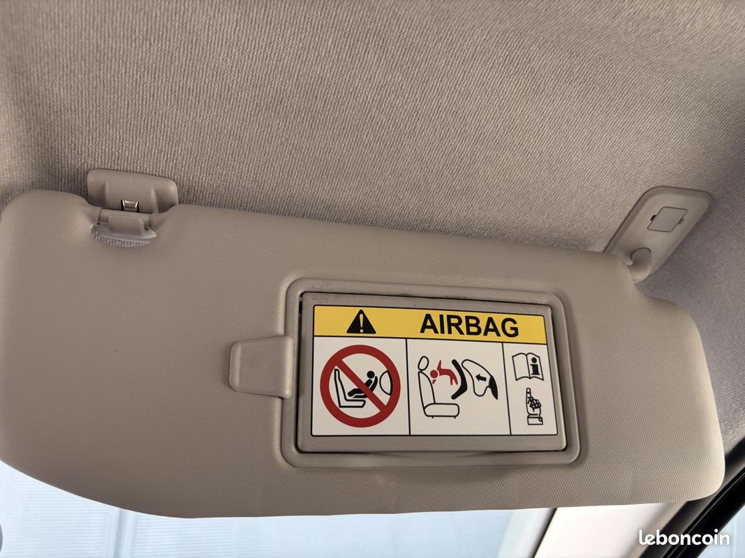 CITROËN C3 PureTech 110 S&S BVM6 Shine Business (image 36)