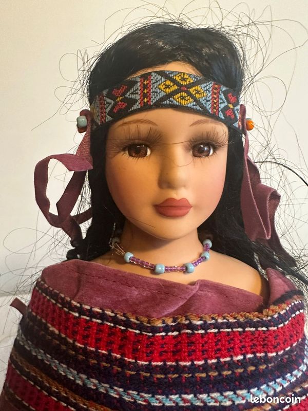 Poupée De Porcelaine Indienne - Tenue Traditionnelle - Neuve