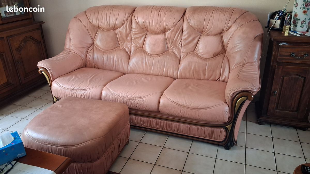 Canape 3 places convertible + pouf en cuir (image 1)