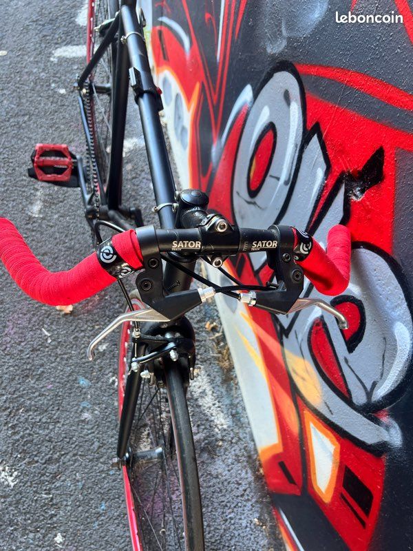 Vélo Noir & Rouge (image 3)
