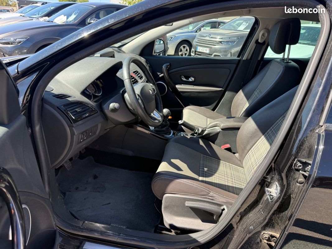 Renault MEGANE III Renault Mégane III 1.9 DCI 130 FAP eco2 XV de France (image 15)