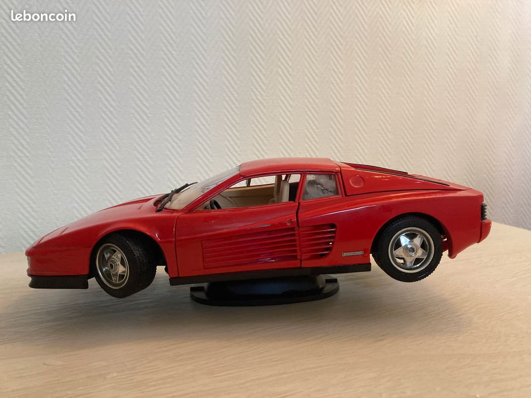 FERRARI Testarossa, modèle réduit Burago Modélisme