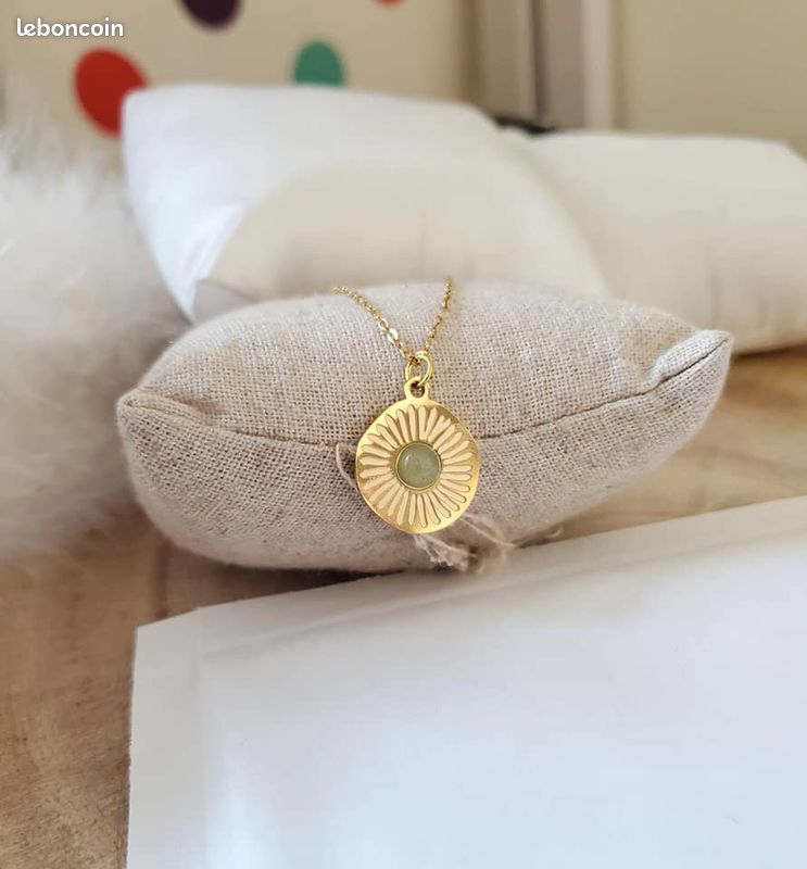 Collier acier inoxydable médaille or vert clair (image 4)