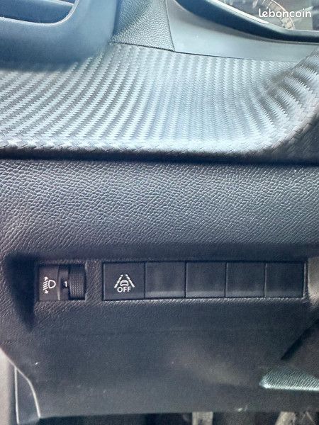 Peugeot 208 1.2 PURETECH 75CH S&S STYLE (image 28)