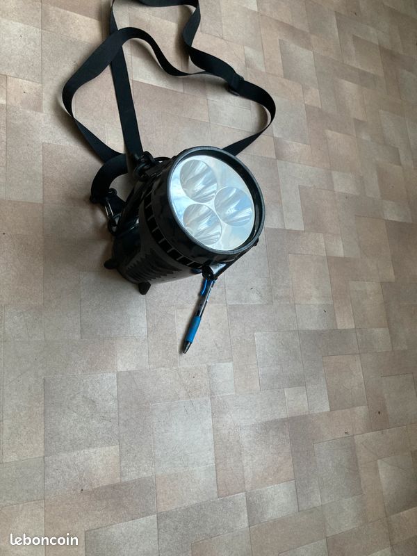 Lampe torche à trois LED et bandoulière Osram pour camping ou sortie (image 2)
