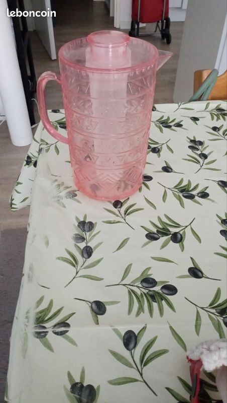 Carafe en plastique avec couvercle (image 1)