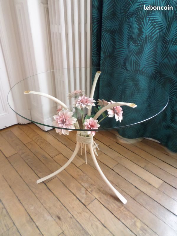 Gueridon / table basse ronde vintage plateau en verre sur pied floral en fer (image 1)