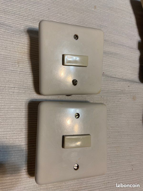2 interrupteurs poussoirs Legrand ( Neptune) (image 1)