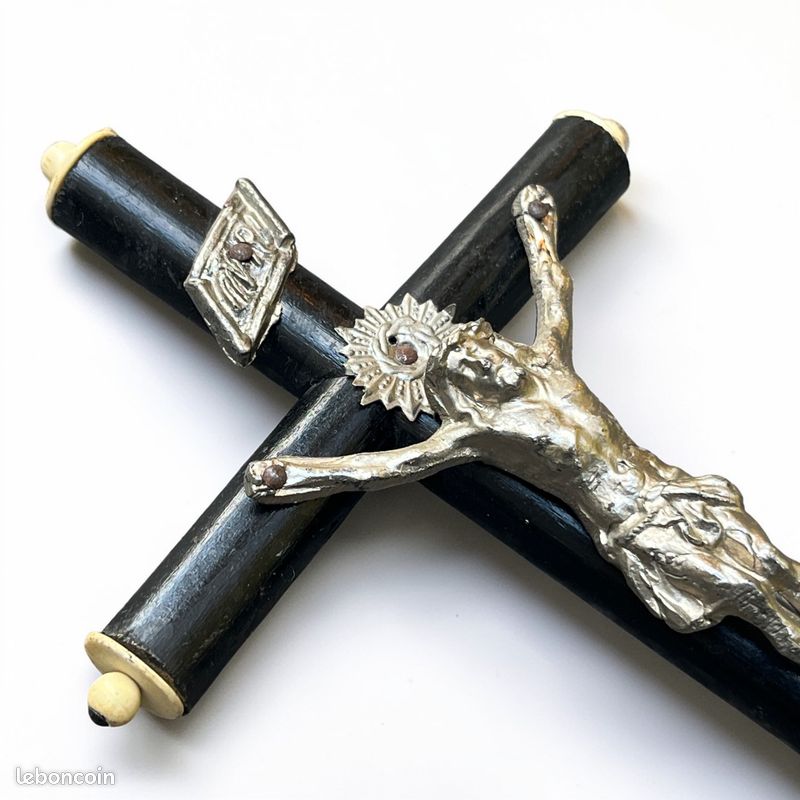 Crucifix avec Christ os et croix en bois noirci.XVIIIe siècle