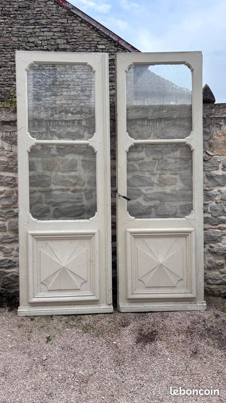 Anciennes portes d entrée d'auberge (image 1)