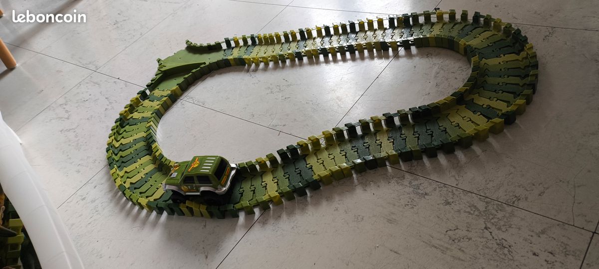 Lot de dinosaures et circuit (image 3)