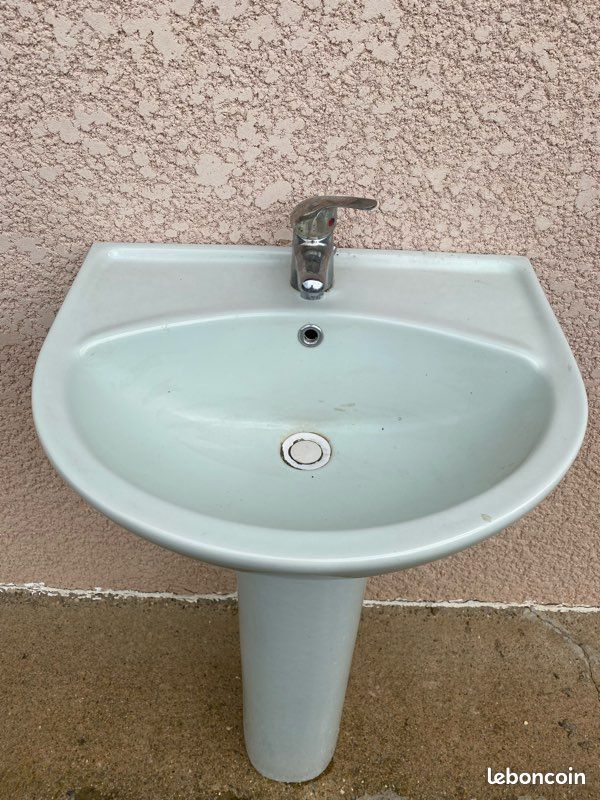 Vasque avec pieds et robinet (image 2)