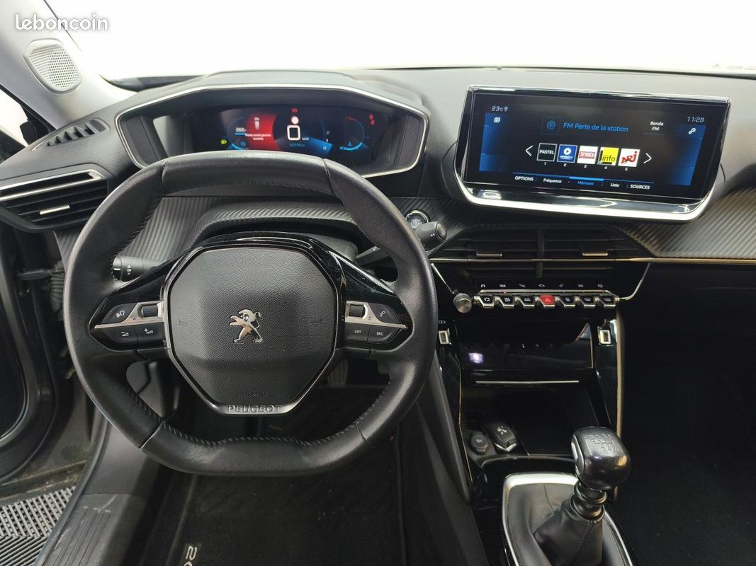 PEUGEOT 2008 1.2i ESSENCE 12V S&S 100 CV Allure Pack / KEYLESS / SUIVIE COMPLET / GPS / CAMERA RECUL / GARANTIE (image 12)