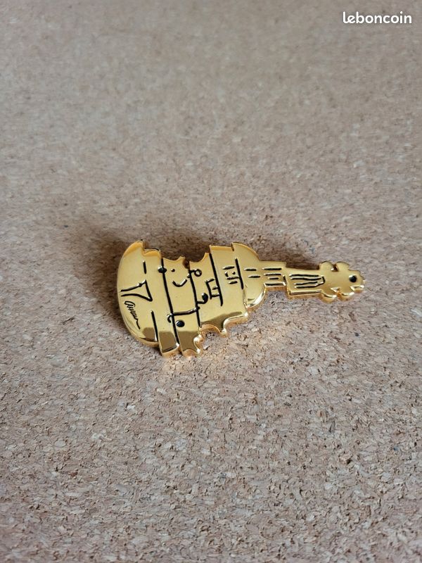 Broche Pendentif Violon Coupé D'Arman - Marque Arthus Bertrand - Métal Doré - Occasion