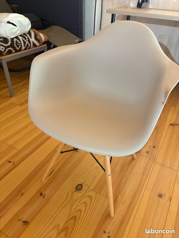 Chaise scandinave avec accoudoirs (image 1)