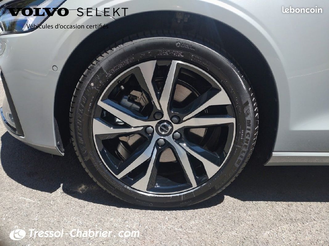 VOLVO V60 Micro hybride essence B4 197 ch DCT7 Ultra Style Dark (image 9)