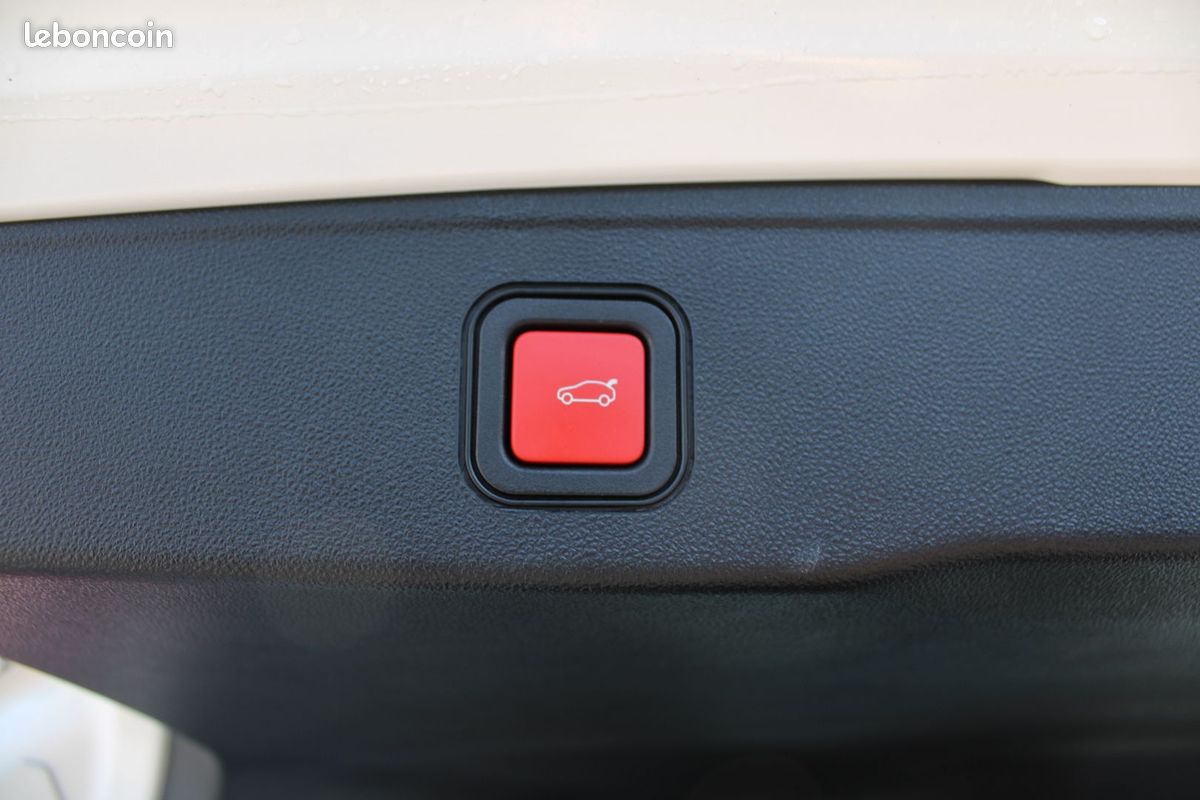 Jeep AVENGER ALTITUDE 100 CV 1L2 TURBO BOITE 6V ABS CAMÉRA GRAND GPS 3D BLUETOOTH AUDIO JBL (image 8)