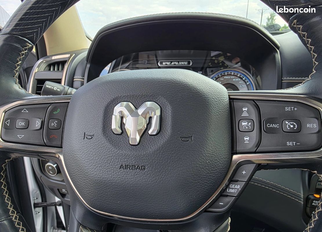 Dodge RAM 1500 Limited Crew Cab 5.7 V8 HEMI 4X4 (image 14)