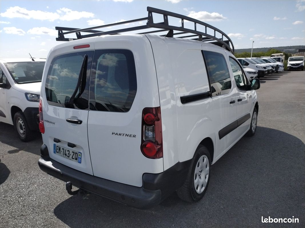 10825 HT - PEUGEOT Partner XL Blue HDI 100 Premium Pack GPS Vitré L2H1 1,6 L + Attelage - 06/2017 - 45100 kms (image 9)