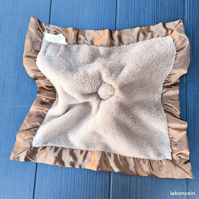Doudou ours marron carré UGG
Couverture blanche étoile de mer, algues, fleurs (image 5)