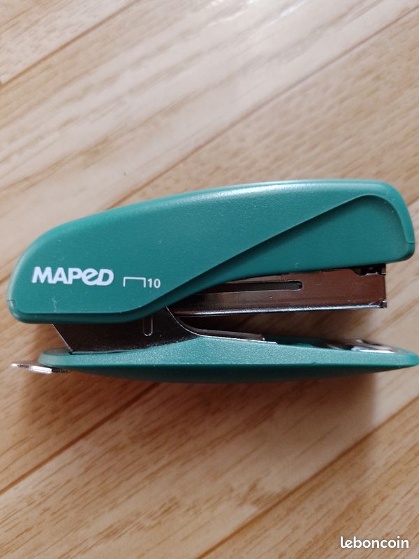 Maped – Mini Agrafeuse Greenlogic 26/6 24/6– Agrafeuse en plastique recyclé - Agrafeuse de poche avec ôte-agrafes 400 agrafes 26/6 – Coloris Aléatoire Maped – Mini Agrafeuse Greenlogic 26/6 24/6– Agrafeuse en plastique recyclé - Agrafeuse de poche avec ôte-agrafes 400 agrafes 26/6 – Coloris Aléatoire