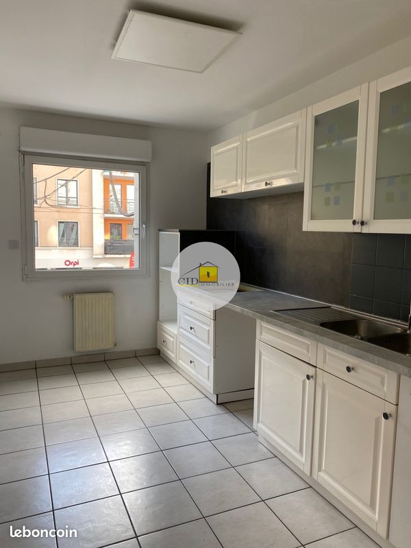 Appartement 3 pièces 83 m² · à Bron · 83 m² · 920 €