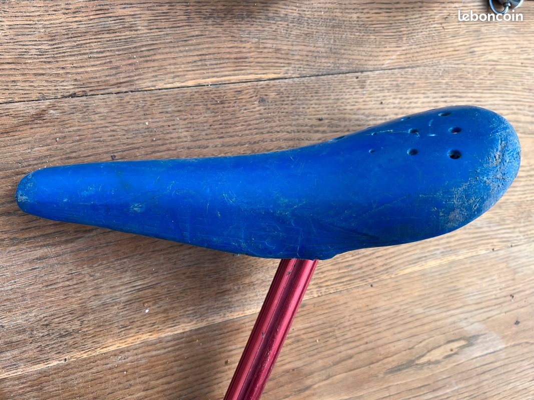 Selle BMX Vintage Iscaselle – Années 80, Rouge, Plastique, Neuve Sous Blister