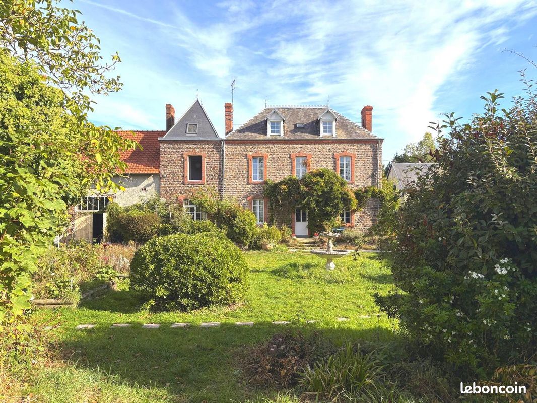 Maison 8 pièces 434 m² · à Bréhal · 434 m² · 884 000 €