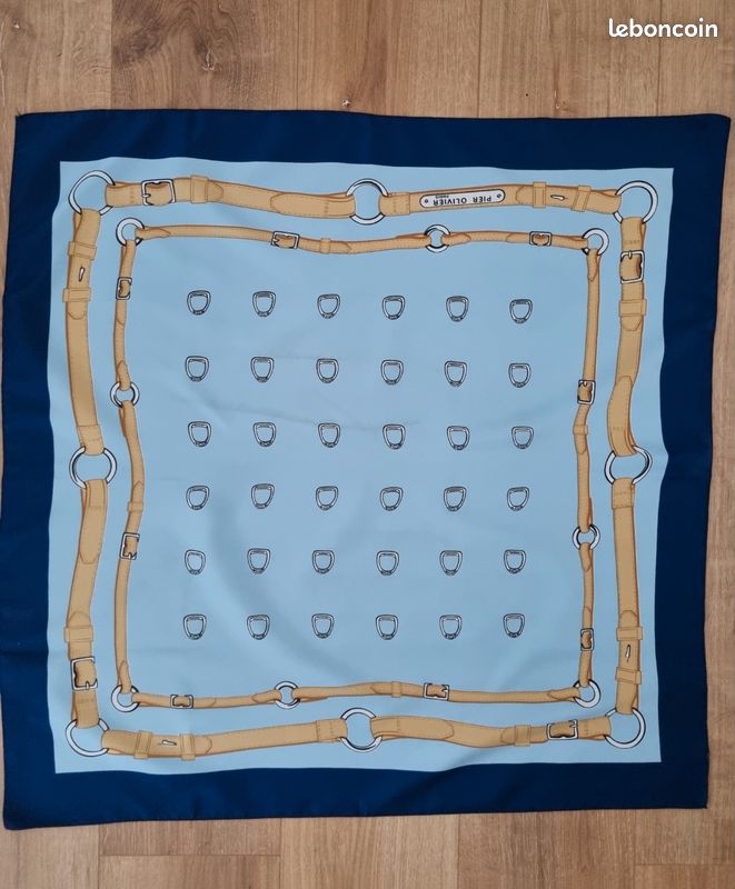 Foulard Vintage En Soie PIER OLIVIER - Dimensions 86x89 Cm - Rose - Occasion