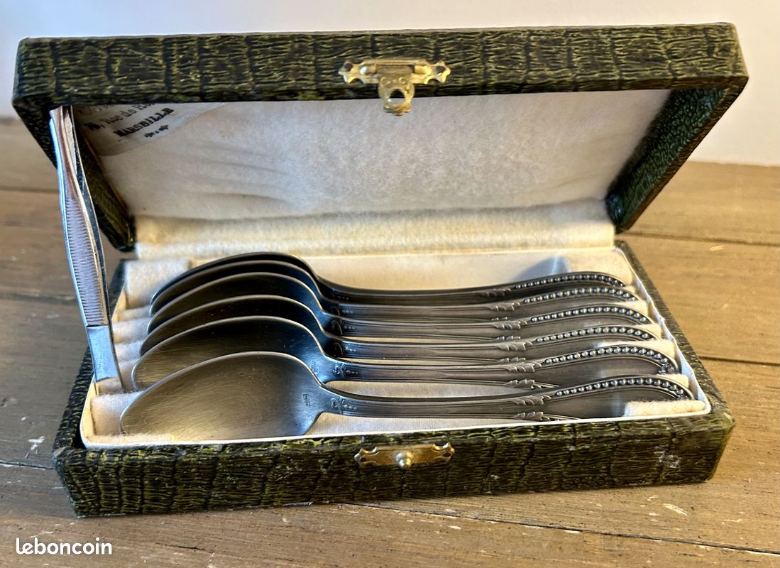PETITE CUILLÈRE DE collection avec boîte, Blason Courmayeur, Métal argenté. EUR 3,00 - FR