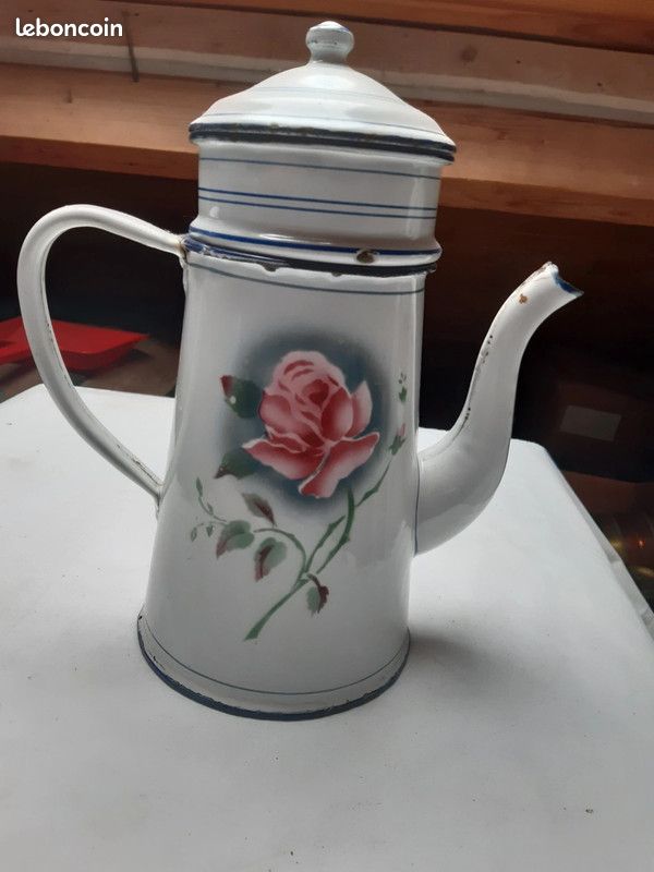 Cafetière vintage en tôle émaillé à décor floral (image 2)