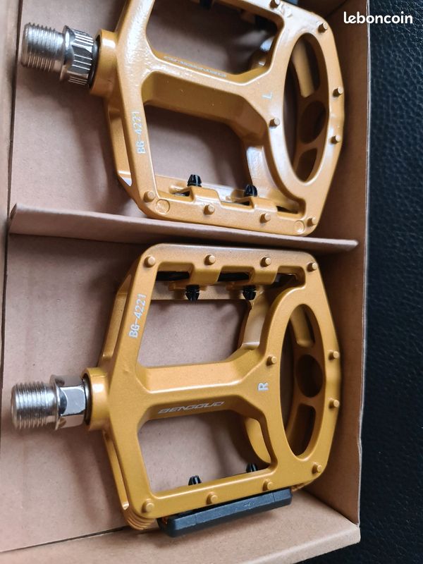 GEWAGE Pédales de Vélo avec Bandes Réfléchissantes, 3 Roulements Étanches, Pédales Antidérapantes en Aluminium CNC, Pédales 9/16 Pouces pour Vélo de