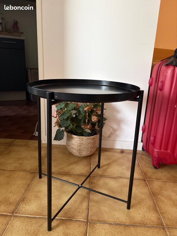 Table d’appoint noire (image 1)
