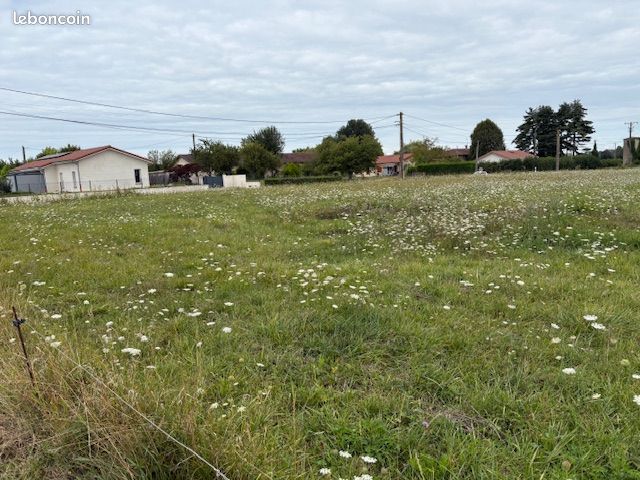 Terrain 10 580 m² Polliat · 170 000 €