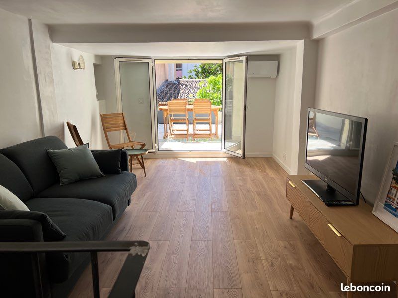 Appartement terrasse plein centre Lavandou (image 2)