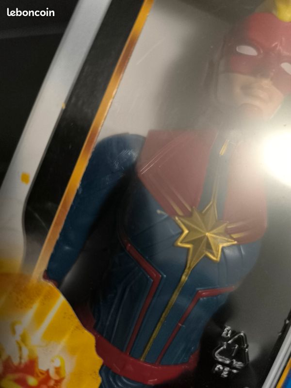 Figurine Marvel 30cm Captain Marvel power FX neuve en boite (image 2)