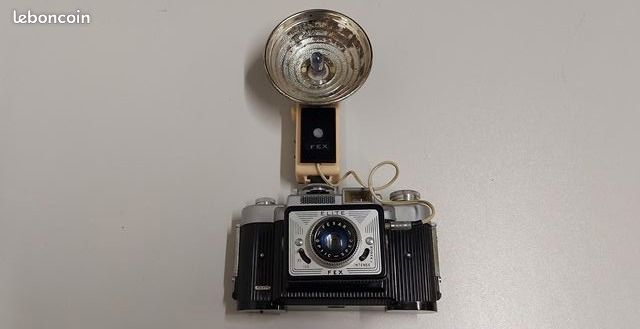 Appareil photo argentique Ultra Fex avec son étui en cuir année 60