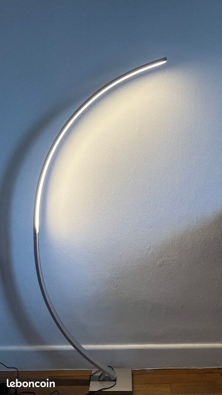 Lampe LED Arc Moderne – Très Bon État (image 1)