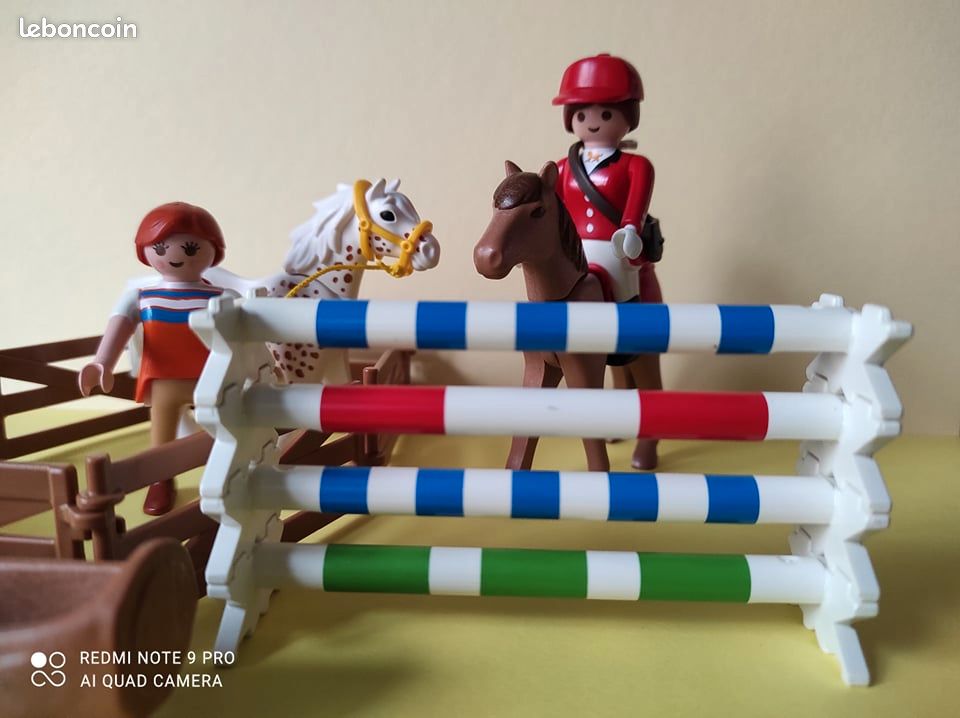 Joli Lot Playmobil équestre saut d'obstacles, abreuvoir, chevaux, personnages, barrières... (image 4)