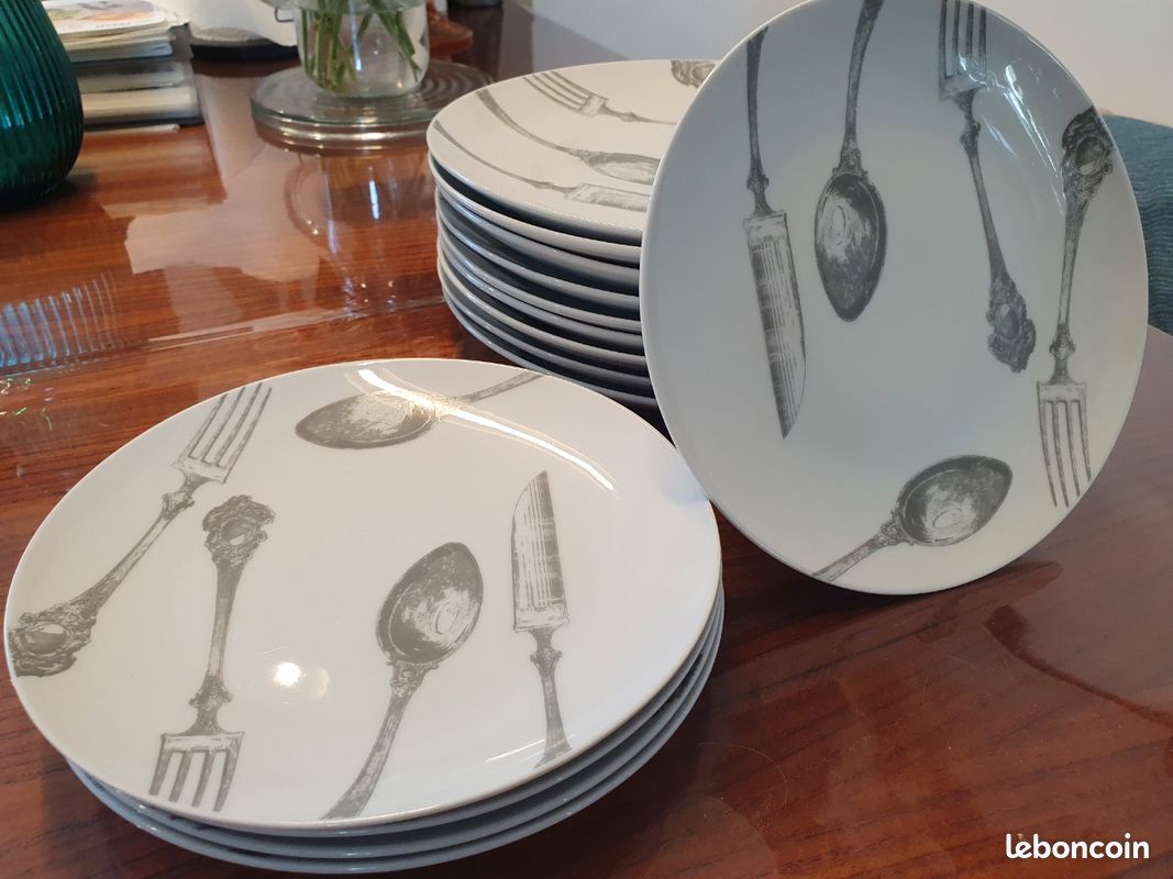 Lot assiettes motif couverts (image 1)
