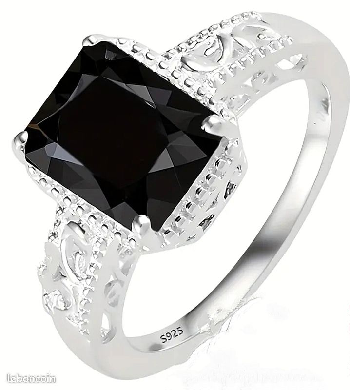 Magnifique bague en argent 925 ornée d'un beau cristal carré noir en zircone. Taille 59. Prix négociable (image 3)