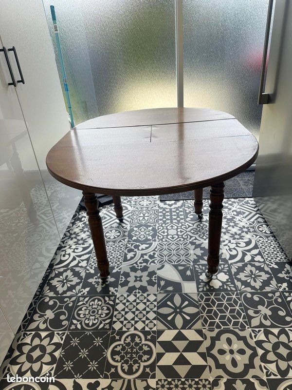Table ronde en bois (image 3)