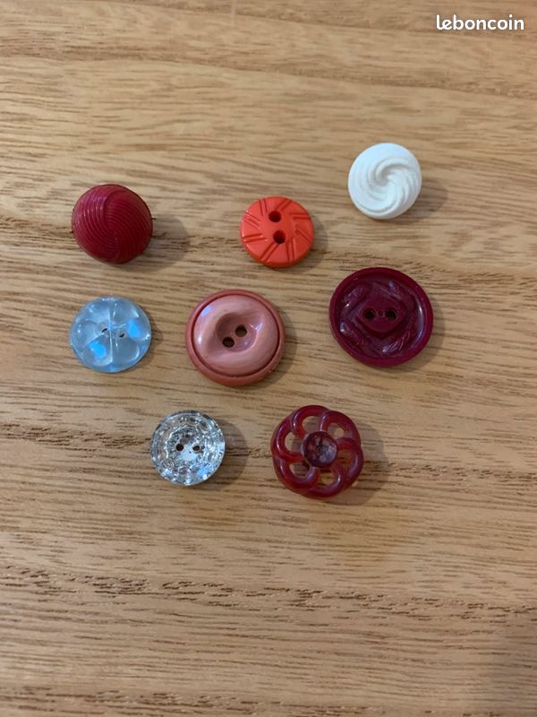 Lot De 11 Boutons Anciens Rouges En Résine, Pour Couture Et Customisation